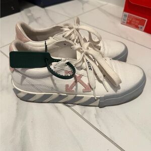 Off-White Women's White and Pink Arrows Sneakers